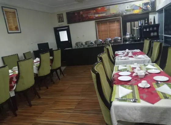 Dining & bar