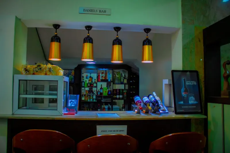 Dining & bar