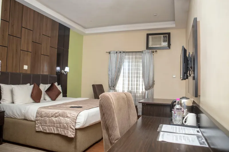 Rooms & suites