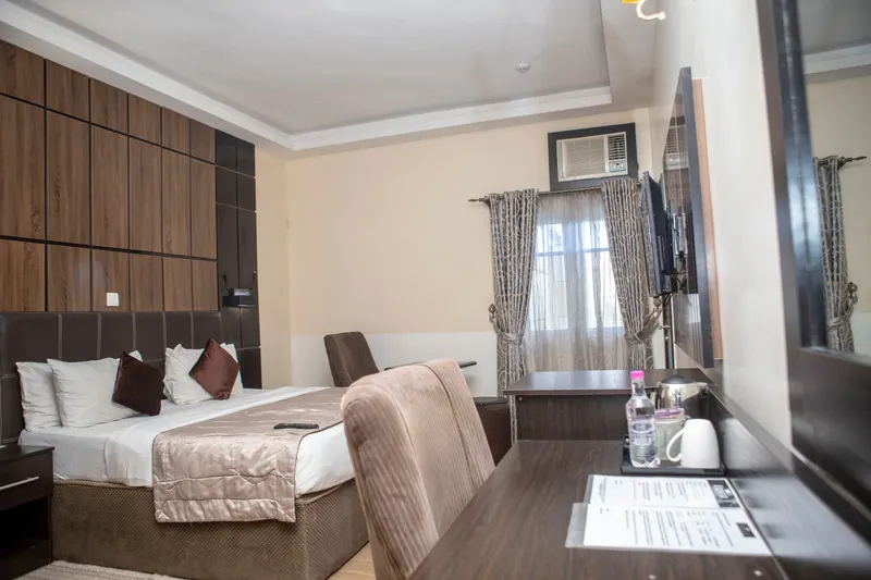 Rooms & suites
