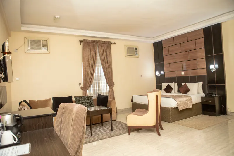 Rooms & suites