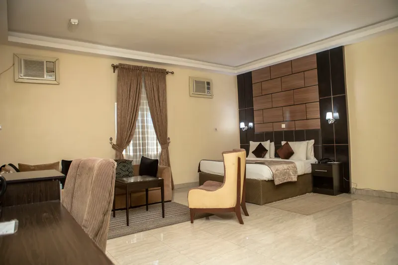 Rooms & suites