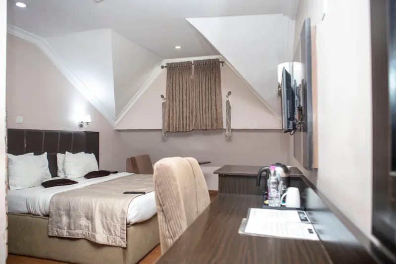 Rooms & suites
