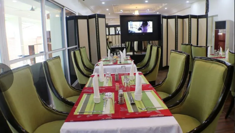 Dining & bar