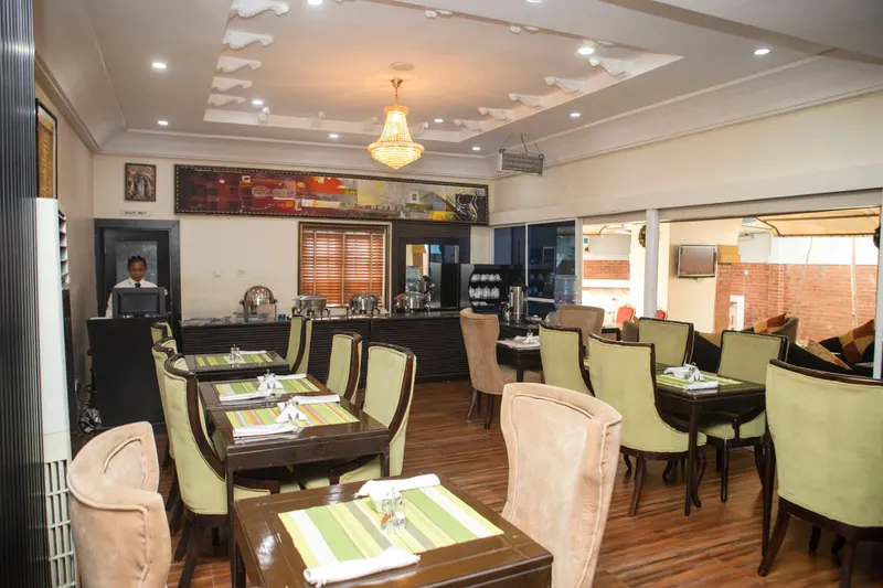 Dining & bar